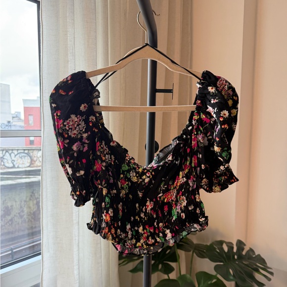 H&M Smocked Puff-Sleeve Crop Top Black Floral - Size M - Picture 2 of 4